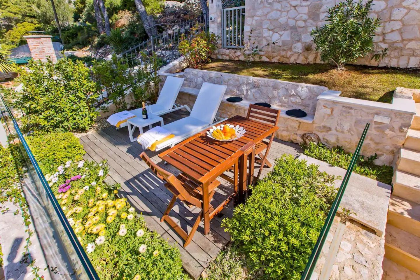 Madeleine Hvar *